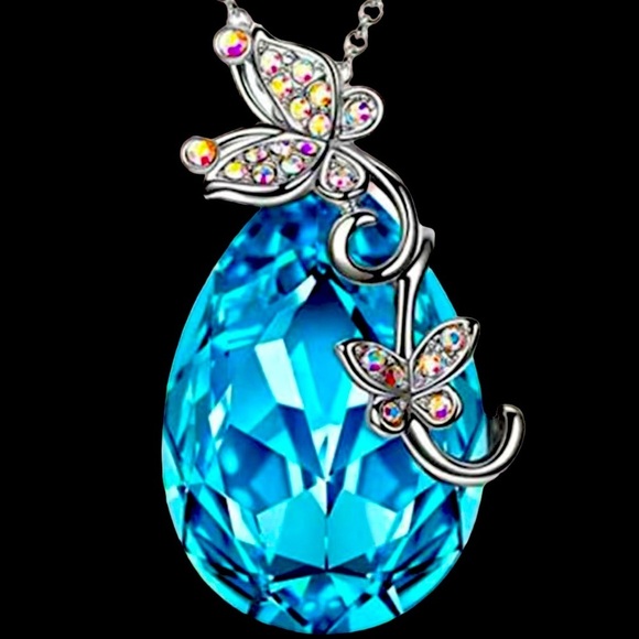 Gorgeous Butterfly Rhinestone Pendant Necklace 18inches - Picture 1 of 2